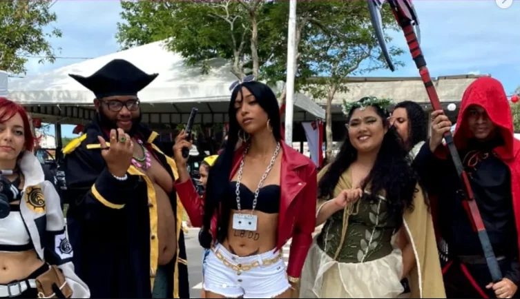 Grupo de cosplayers em evento ao ar livre